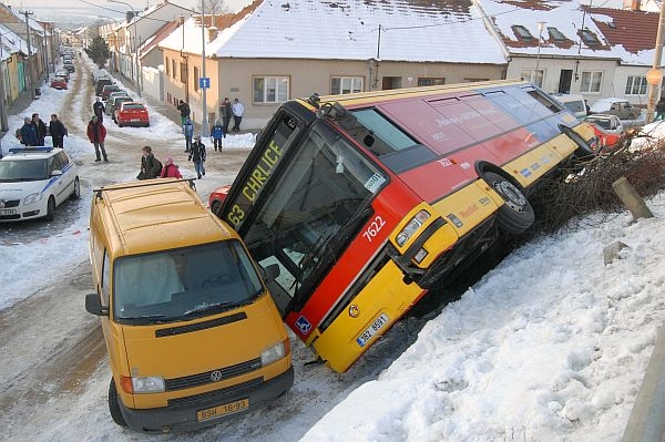 Autobus přejel svodidla a převrátil se ze svahu.